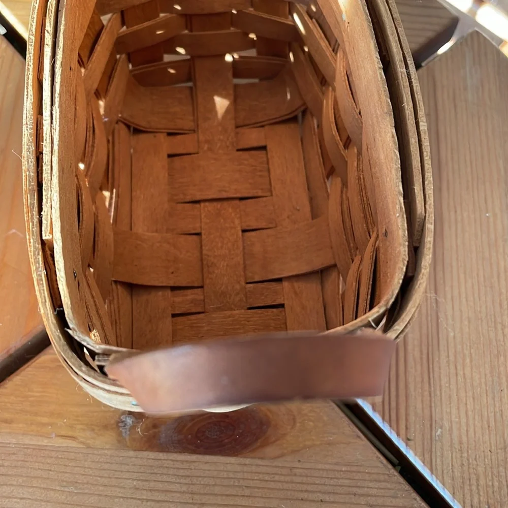 SM Vtg Longaberger medium natural brown Woven Basket. 1989. Leather handles. - Picture 3 of 5